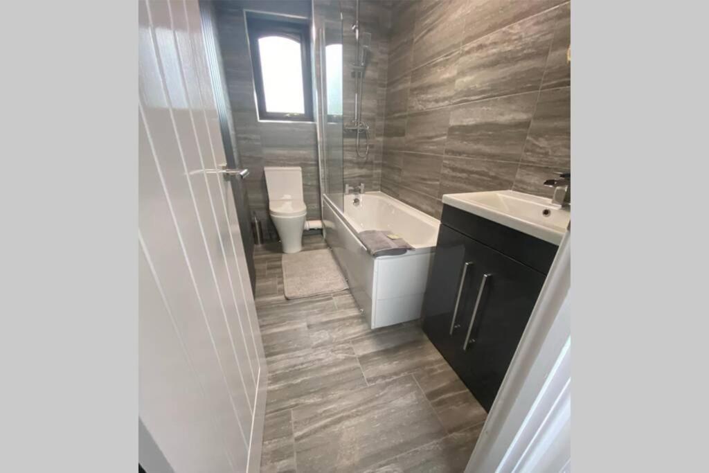 Newly Refurbished Beautiful Location 1 Bedroom Residential House クラムリントン エクステリア 写真
