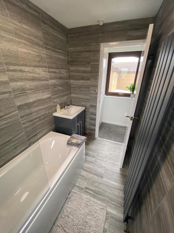 Newly Refurbished Beautiful Location 1 Bedroom Residential House クラムリントン エクステリア 写真