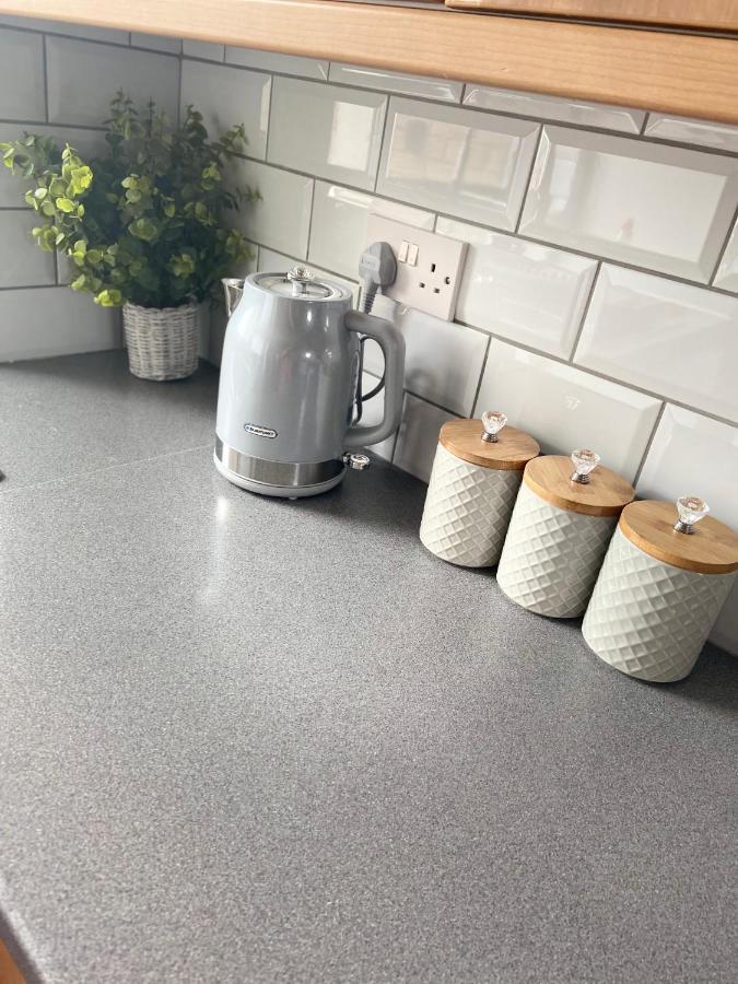 Newly Refurbished Beautiful Location 1 Bedroom Residential House クラムリントン エクステリア 写真