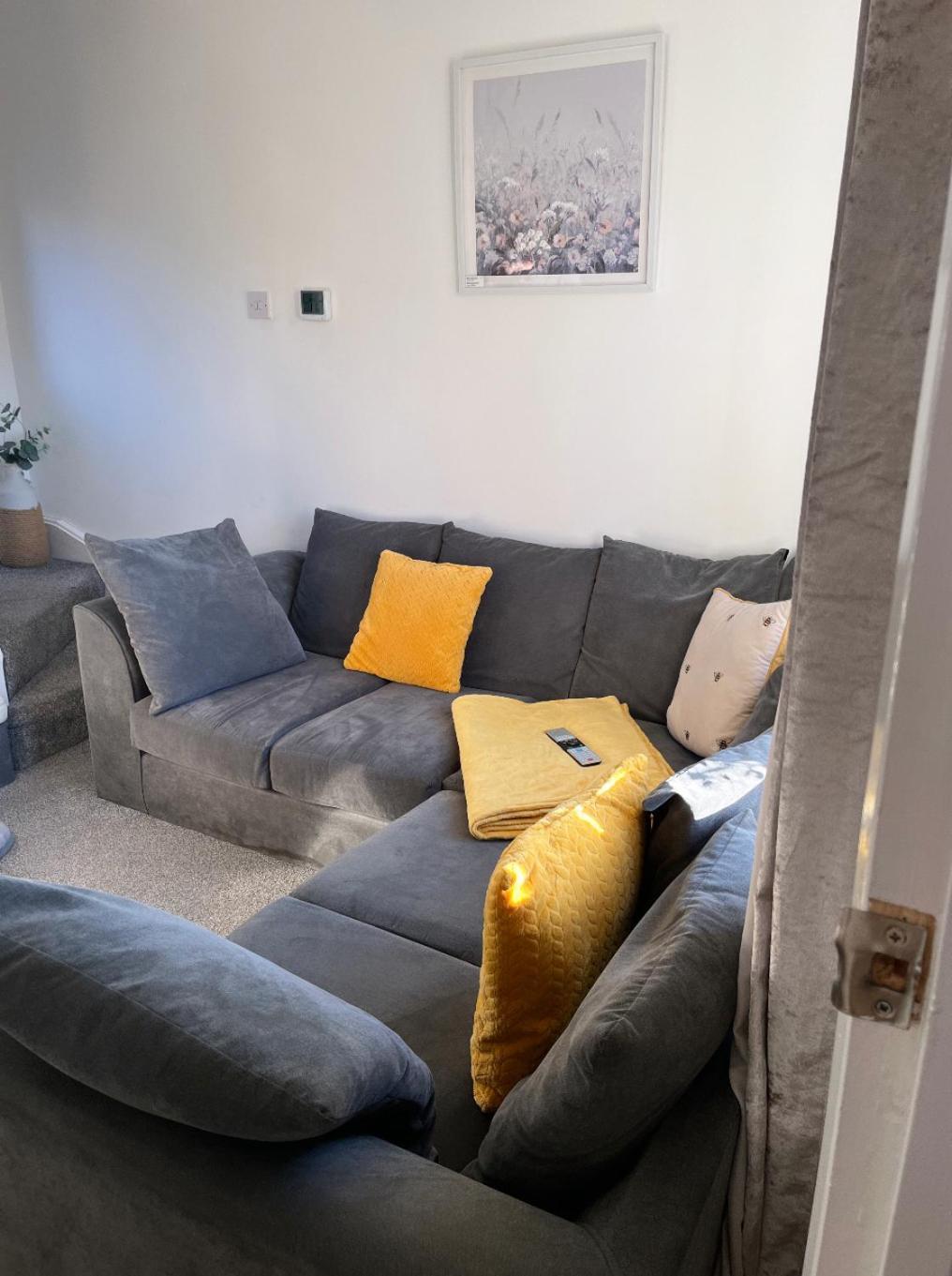Newly Refurbished Beautiful Location 1 Bedroom Residential House クラムリントン エクステリア 写真