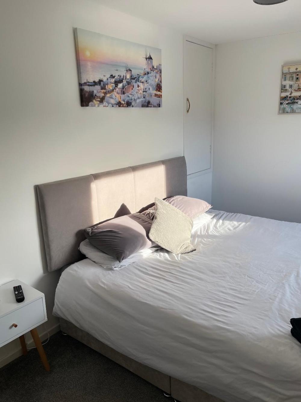 Newly Refurbished Beautiful Location 1 Bedroom Residential House クラムリントン エクステリア 写真